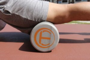 Faszientraining am Bein mit einer Faszienrolle