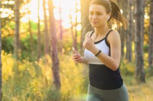 Beim Joggen Musik mit Sportkopfhörern genießen
