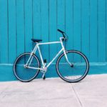 Fahrrad an einer blauen Wand