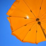 orangener Strandschirm