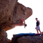 Zwei Kletterer beim Boulder am Fels