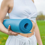 Blaue Pilates-Matte aufgerollt