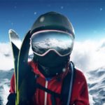 Skifahrer steht auf einem Berg