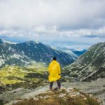 Herr mit einer Allwetterjacke in der Natur