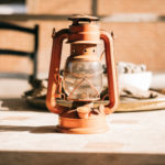 Campinglampe auf dem Tisch