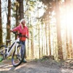 E-Bike Tour einer Seniorin im Wald