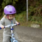Das Mädchen mit dem Kinderfahrradhelm