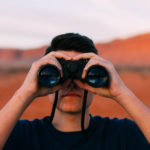 Mann mit Fernglas