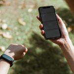 Der Puls wird per Handy und Uhr gemessen