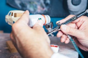 Airbrush-Farbe wird in eine Airbrush-Pistole gefüllt