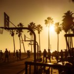 Basketball spielen während des Sonnenuntergangs