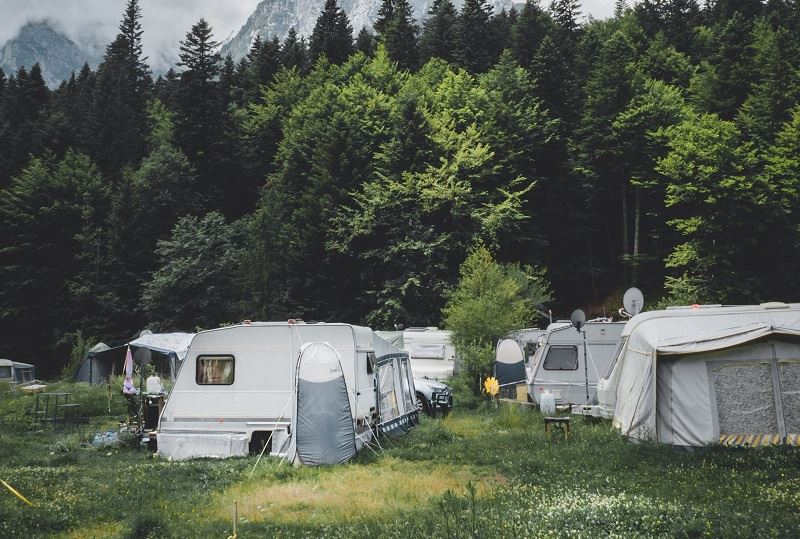 Camping für Anfänger: Wohnwagen am Campingplatz