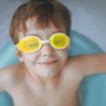Kind mit einer Taucherbrille