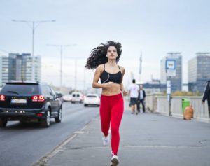 Frau beim laufen in einer Laufhose