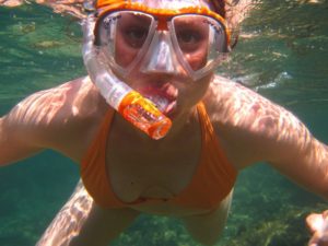 Mädchen mit Schnorchelset unter Wasser