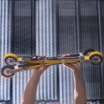 Skating-Skiroller mit Spritzschutzblech und montierter Bindung