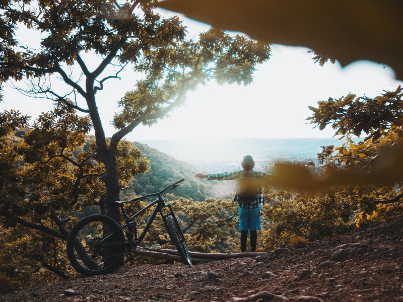 Radfahrer der auf einem Berg steht