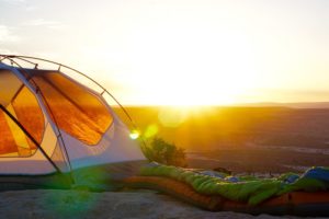 Trekking-Schlafsack und Zelt