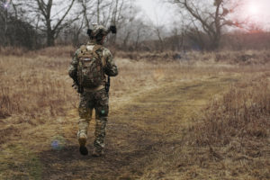 Soldat marschiert mit seinem Armee Rucksack