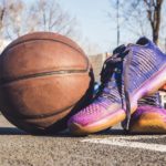 Basketballschuhe neben einem Basketball