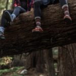 Baumelnde Füße mit Wandersocken