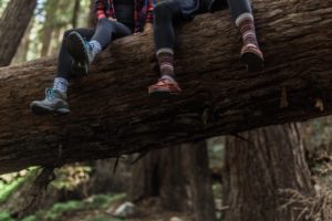 Baumelnde Füße mit Wandersocken