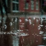 Bei Regen einen Regenponcho verwenden