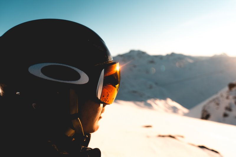 Mensch mit Skihelm mit Visier