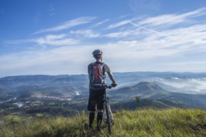 Mountainbikefahrer mit Mountanbike Rucksack in den Bergen