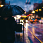 Regenhose: Mit Schirm im Regen