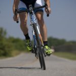 Radfahrer mit Klickschuhen auf Rennrad
