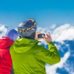 Softshelljacke wird von Mann und Frau im Winter getragen getragen