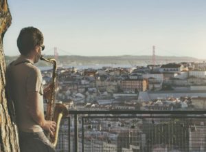 Mann spielt Saxophon über Lissabon