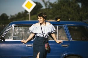 Dame trägt Crossbody Bag in der Freizeit
