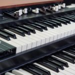 Zweimanualige elektronische Orgel