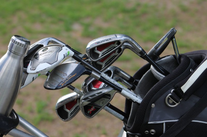 verschiedene Golfschläger in einer Tasche