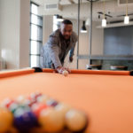 Mann spielt Billard