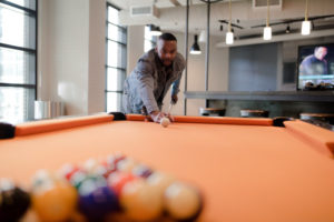Mann spielt Billard
