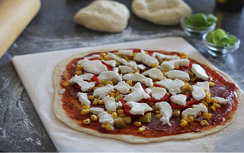 Pizza liegt auf dem Pizzastein