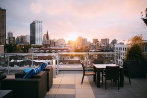 Loungemöbel auf einer Terrasse im Sommer