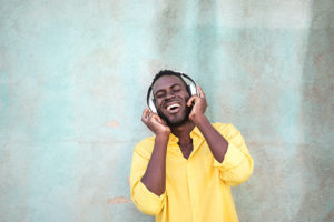 Mann hört Musik mit Over Ear Kopfhörer