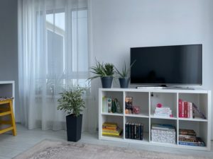 Fernseher auf einem Schrank