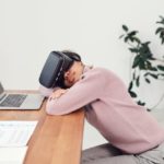 Frau mit Smartphone-VR-Brille ruht sich aus