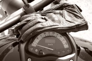beheizbare Motorrad-Handschuhe auf Tacho von Motorrad