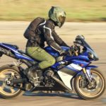 Motorradfahrer in Motorradhose auf Motorrad