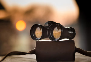 Fernglas liegt auf einer Schachtel