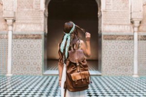Frau mit Lederrucksack auf Reisen