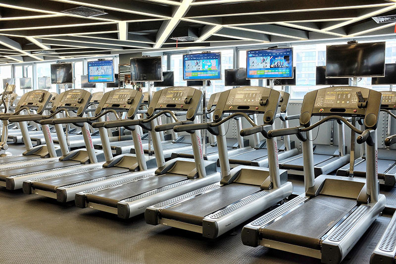 Laufbänder im Fitnessstudio
