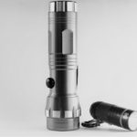 Graue Taschenlampen vor grauem Hintergrund