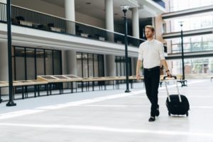 Geschäftsmann mit Business Trolley